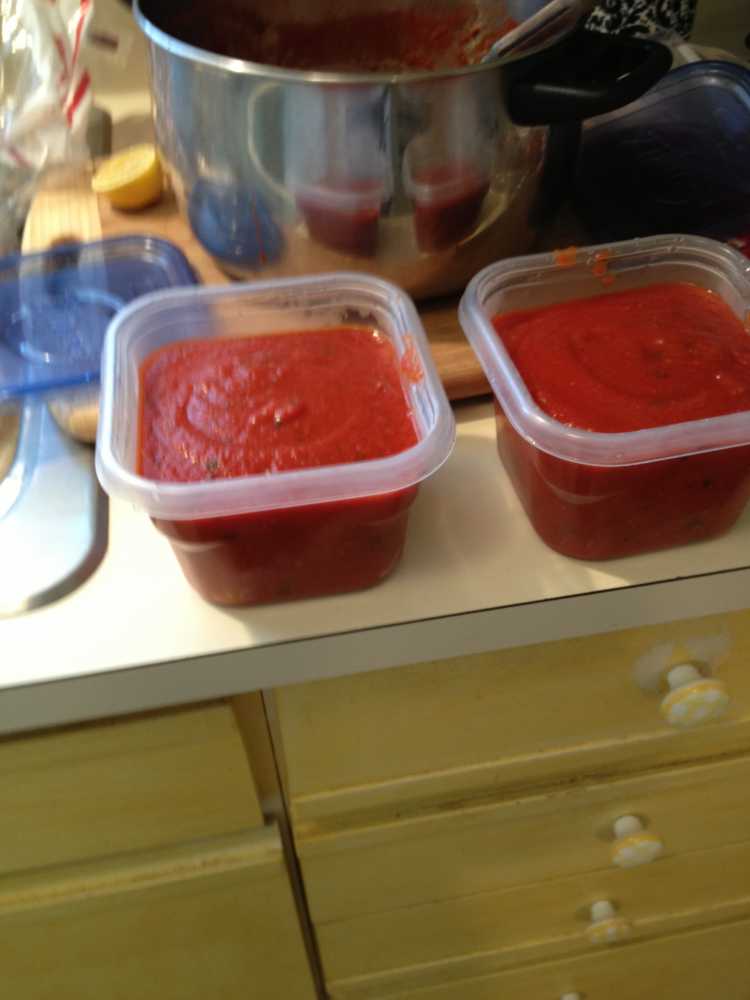 Freezing homemade low fodmap tomato sauce - ibskitchn.com