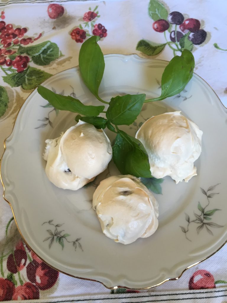 Meringe cookies ready to serve